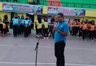 Asisten II Perekonomian dan Pembangunan Setdakab Labuhanbatu, Ikramsyah Nasution saat membuka secara resmi Kejuaran bola voli Pra Porprovsu babak 16 besar tahun 2022, di Gedung Olahraga Rantauprapat, Sabtu (20/08/22) siang.