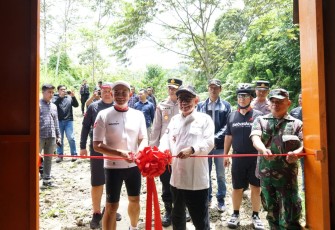 Pemotongan pita tanda peresmian Operasional PLTMh Air Sengak I