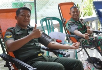Kakak beradik sumbangkan darahnya di Hari Juang TNI AD 