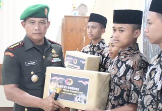 Danrem 081/DSJ Kolonel Inf Deni Rejeki saat memberikan bantuan