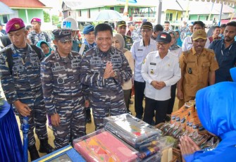Wakasal Laksdya TNI Ahmadi Heri Purwono saat meninjau hasil produk UMKM di Kampung Bahari Nusantara Kabupaten Konsel, Rabu (14/12)