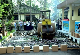 Polres Garut musnahkan ribuan miras hasil operasi pekat Lodaya tahun 2022