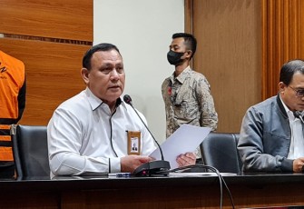 Ketua KPK RI Firli Bahuri saat memberikan keterangan pers di Jakarta, Senin (19/12)