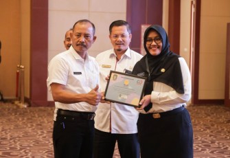 Sekdaprov Adi mewakili Gubernur Kepri H. Ansar Ahmad saat menutup Pelatihan Dasar CPNS Pemerintah Provinsi Kepulauan Riau Tahun 2022 di Aula Wan Seri Beni, Dompak, Tanjungpinang, Rabu (16/8). 