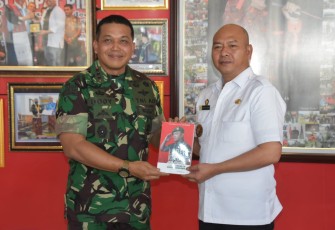 Danrem 023/KS saat Berikan Buku kepada Bupati Taput Karya Kasad "Loper Koran Jadi Jenderal Bintang Empat"