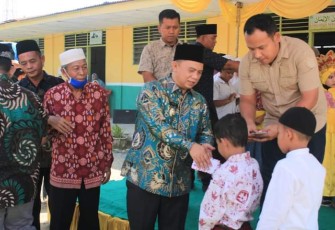 Murid Yayasan Pendidikan Islam Pardamean saat Terima Santunan Dari Bupati Labuhanbatu