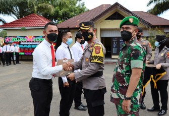 Apresiasi 57 orang Personel yang dinilai berprestasi dalam berbagai tugas kepolisian, Kapolres Bengkulu Tengah Polda Bengkulu AKBP Ary Baroto, S.IK., MH, 