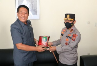 Kapolda Bengkulu dan Ketua DPRD Provinsi Bengkulu saling bertukar cindera mata.