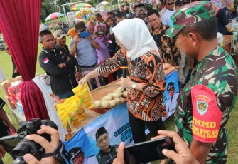 Para UMKM  memperlihatkan produk-produk lokal hasil produksi sendiri di lapak-lapak yang telah disiapkan oleh satgas TMMD. 
