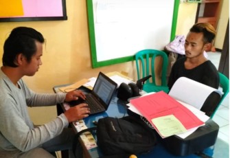 Tersangka saat diperiksa penyidik