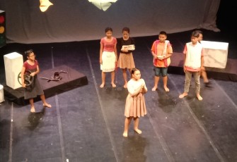Pementasan cerita "Dolanan Gegayuhan" oleh seniman Sanggar Pasinaon Pelangi, di Teater Arena Taman Budaya Jawa Tengah (TBJT), Kota Solo, pada Rabu (19/10/2022) malam.