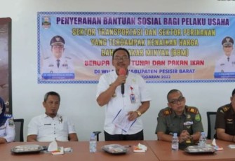 Bupati Pesibar saat Serahkan Bansos