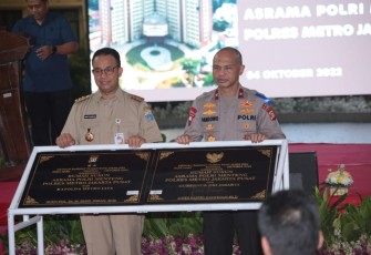 Gubernur DKI Jakarta dan Wakapolda Metro Jaya saat Resmikan Rusun Menteng Polda Metro Jaya