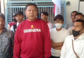 Anggota DPRD Jatim Hadi Dediansyah saat hadiri jalan sehat di kampung Tambak Wedi Jaya III kecamatan kenjeran, Minggu (21/8/2022). 