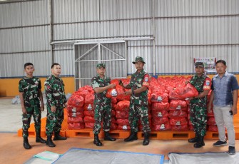 Kodim Palangka Raya saat Salurkan Bansos Pemprov Kalteng Kepada Masyarakat Terdampak Banjir 