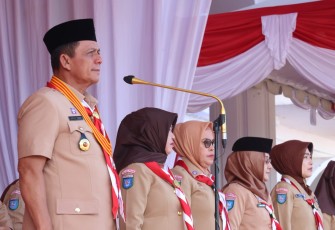 Gubernur Provinsi Kepulauan Riau H. Ansar Ahmad dalam upacara Hari Pramuka se-Provinsi Kepulauan Riau.