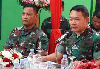 Pangdam Jaya (kiri) saat Hadiri Peresmian Penggunaan RTLH oleh Kasad di Jakarta Barat
