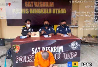 Kanit Tipidter IPDA Edi Permana, SH., didampingi Kasi Humas Polres Bengkulu Utara Akp Mukh. Asnawi, serta Kanit Pidum Sat Reskrim Ipda Fauzan Maulana, S.Trk l., saat press conference yang digelar Rabu (13/07/22).