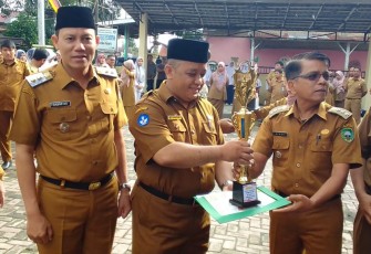 Penyerahan Bantuan Bea siswa dari BAZNAS Kabupaten Pasaman