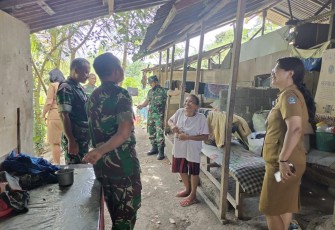 Dandim 1310/Bitung bersama kadis Sosial Pemkot Bitung saat meninjau lokasi rencana pelaksanaan RTLH