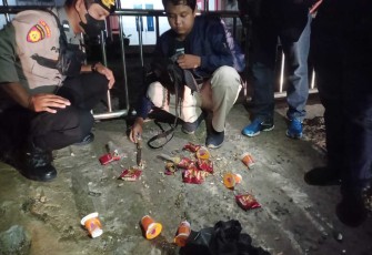 Pasca razia, polisi temukan sejumlah barang di tas dua remaja yang kabur.