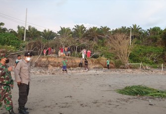 Pasca petugas mendatangi lokasi penemuan mayat di di Pantai Alur Naga Batik Nau, Jum’at 08 April 2022.