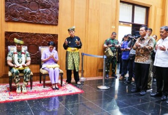 Gubernur Ansar saat Sambut Panglima TNI di Bandara RHF