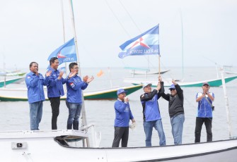 Demokrat Kabupaten Gresik saat menggelar lomba perahu klotok se-Bawean