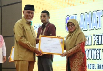 Gubernur Sumbar Mahyeldi menyerahkan penghargaan Sekolah Siaga Kependudukan di Hotel Truntum, Padang.