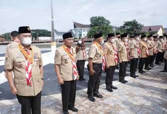 Bupati Asahan saat Terima Penghargaan Lencana Melati