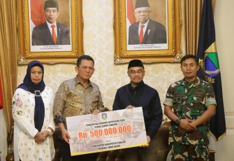 Gubernur Kepri H. Ansar Ahmad saat secara simbolis menyerahkan bantuan