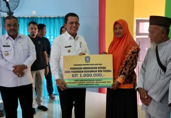 Gubernur Ansar saat Serahkan Bantuan Mubaligh 