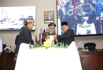 Suhajar saat mewakili Mendagri dalam Rapat Paripurna Istimewa Peringatan Hari Jadi HUT ke-22 Provinsi Banten Tahun 2022 di Ruang Rapat Paripurna DPRD Provinsi Banten, Selasa (4/10/2022).