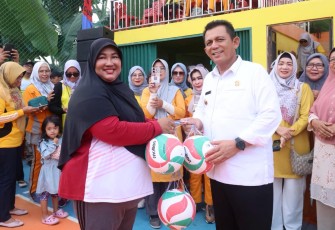 Gubernur Ansar saat Buka Turnamen Bola Volly Meral, Karimun