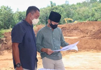 Bupati Trenggalek, Mochamad Nur Arifin, saat meninjau lokasi tambang batuan di Desa Jambu, Kecamatan Tugu.