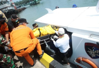 Satu korban dievakuasi pasca ditemukan tim TNI AL dan Tim SAR, Selasa (29/11).