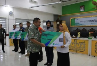 Pemkab Labuhanbatu saat Serahkan Kartu BPJS Ketenagakerjaan Non ASN 