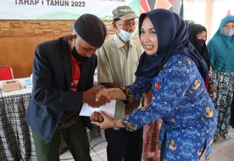 Wakil Bupati Blora Tri Yuli Setyowati menyerahkan BLT dampak inflasi kepada masyarakat kurang mampu.