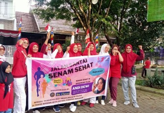 Foto bersama seusai Warga Perumahan Griya Antang Harapan Gelar Jalan Santai dan Senam Sehat