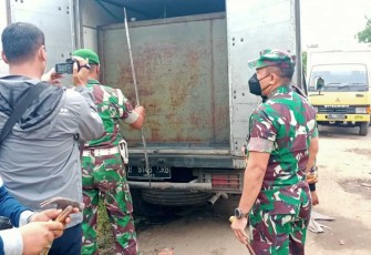 Truk box yang sudah dimodifikasi untuk penimbunan solar berhasil diamankan.