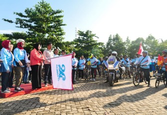 Wagub Marlin saat melepas peserta Awal Bros Fun Bike Kolaboratif di Lapangan Parkir Timur RS Awal Bros, Minggu (14/8) pagi. 