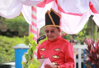Wali Kota Bitung, Maurits Mantiri saat membacakan sambutan Menteri Hukum dan Hak Asasi Manusia