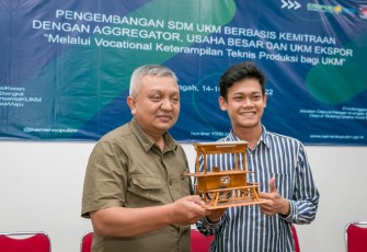 Deputi Bidang UKM KemenKopUKM Hanung Harimba Rahman pada pembukaan acara Pengembangan SDM UKM Berbasis Kemitraan dengan Aggregator dan UKM Ekspor Melalui Vocational Keterampilan Teknis Produksi bagi UKM, di Kota Solo, Jumat (14/10). 