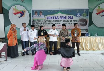 Asisten Perekonomian dan Pembangunan saat Buka Pentas Seni PAI Tingkat SMP