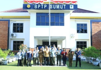 Foto bersama di depan Balai Pengkajian Teknologi Pertanian (BPTP) Sumut 