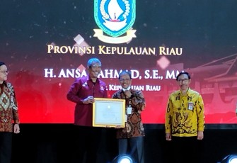 Kepala Badan Kepegawaian Daerah dan Korpri Kepri Firdaus mewakili Gubernur Ansar Ahmad menerima penghargaan tersebut di D.I. Yogyakarta, Kamis, (06/10).