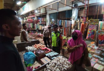 Anggota Kodim 1016 Palangka Raya Bersama Tim Satgas Pangan Sidak Pasar Tradisional 