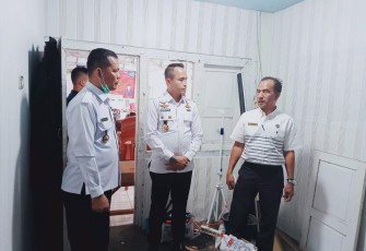 Kunjungan Kepala Puskesmas Suliki Fahmiridho, MZ, SKM mengecek proses pembuatan Klinik Lapas Suliki.