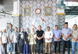 Bupati Labuhanbatu dr.H.Erik Adtrada Ritonga,MKM saat sambut baik kedatangan Kepala BPS Kabupaten Labuhanbatu Rahmat Gustiar,S.Si,M.Si beserta Tim di Rumah Dinas Bupati, Sabtu (15/10/2022).