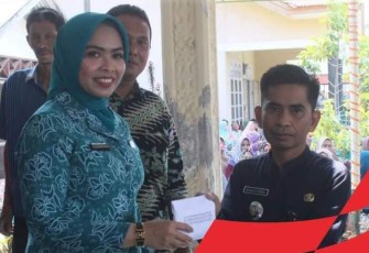 Ketua TP PKK Kabupaten Labuhanbatu Ny. dr. Hj. Maya Hasmita Erik Adtrada Ritonga, M.K.M., saat  salurkan bansos